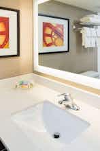 Hotel Holiday Inn Milwaukee Riverfront photo 2