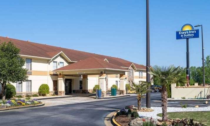 Days Inn and Suites Commerce