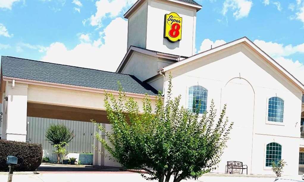 Super 8 by Wyndham Montgomery/ Lake Conroe