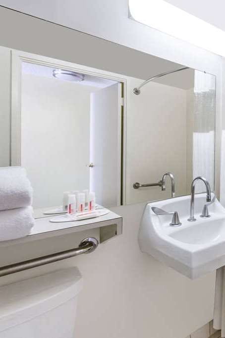 Hotel Ramada Plaza Waikiki photo 4