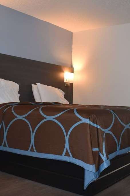 Hotel Super 8 by Wyndham Riverside AL photo 2