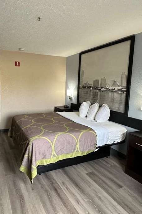 Hotel Super 8 by Wyndham Green Bay I-43 Bus. Park photo 1