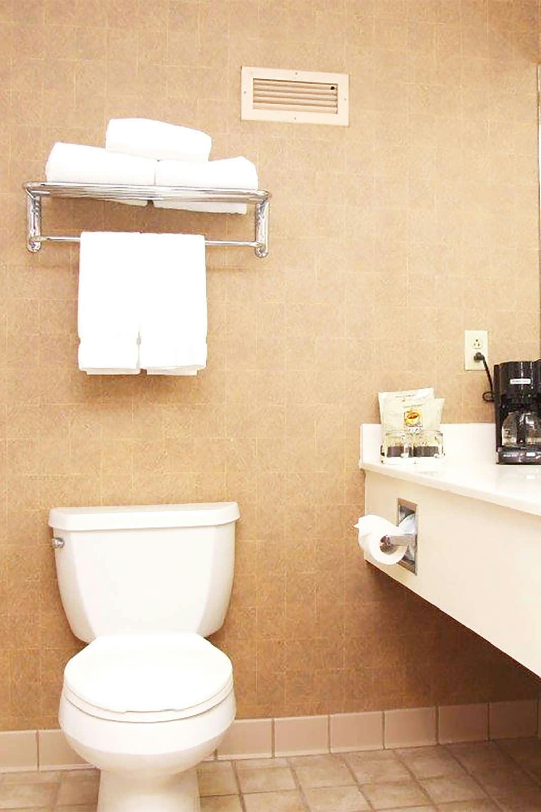 Hotel Hotel Topeka at City Center photo 5