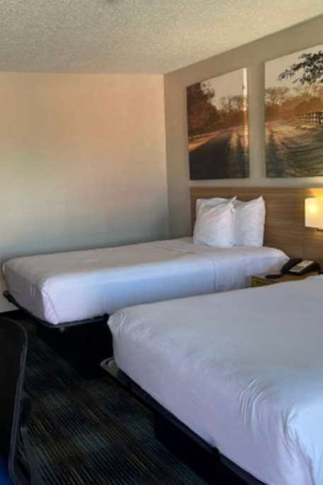 Hotel Days Inn and Suites Mobile photo 2