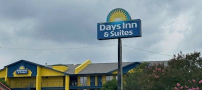 Days Inn and Suites Mobile