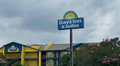 Days Inn & Suites by Wyndham Mobile