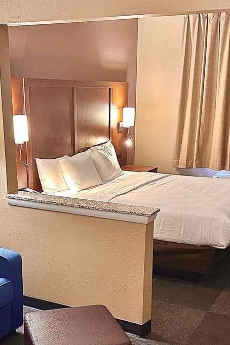 Hotel Baymont by Wyndham Phoenix North photo 3