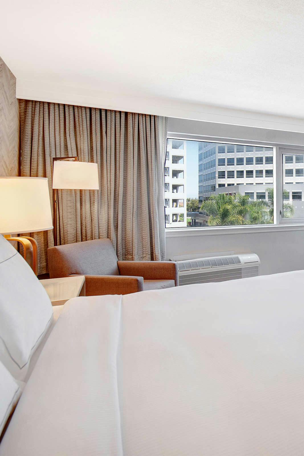 Hotel DoubleTree by Hilton LAX - El Segundo photo 2