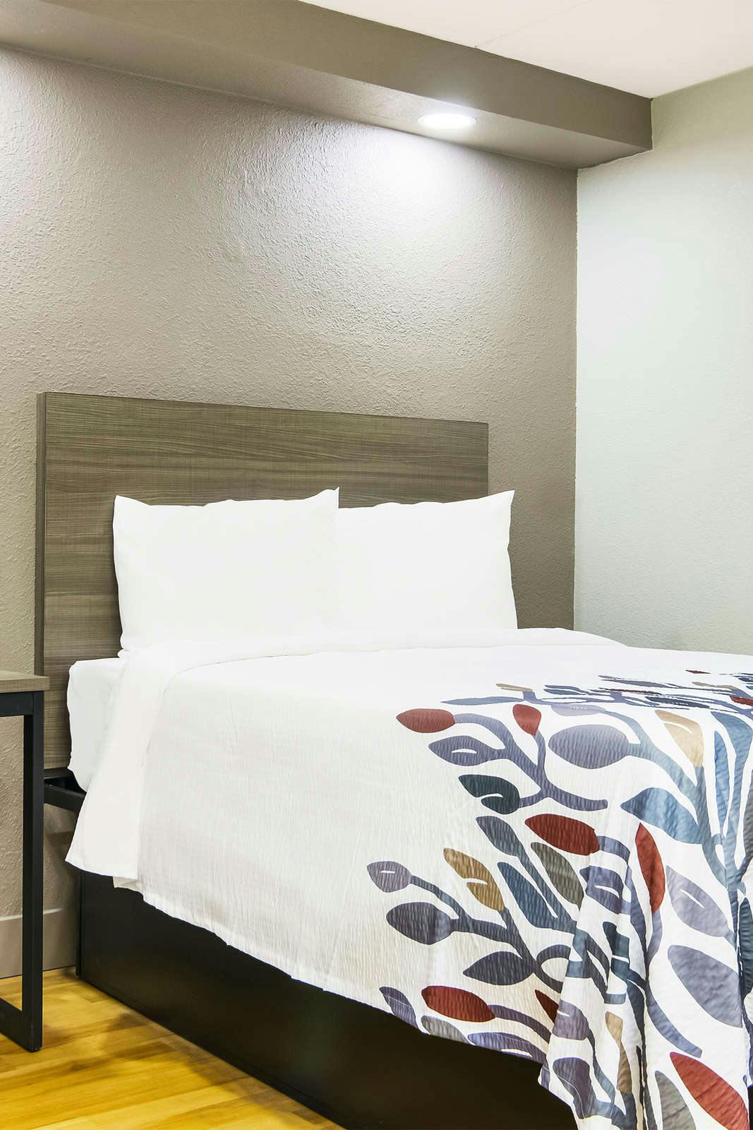 Hotel Red Roof Inn & Conference Center Chicago - N Aurora/ Naperville photo 4