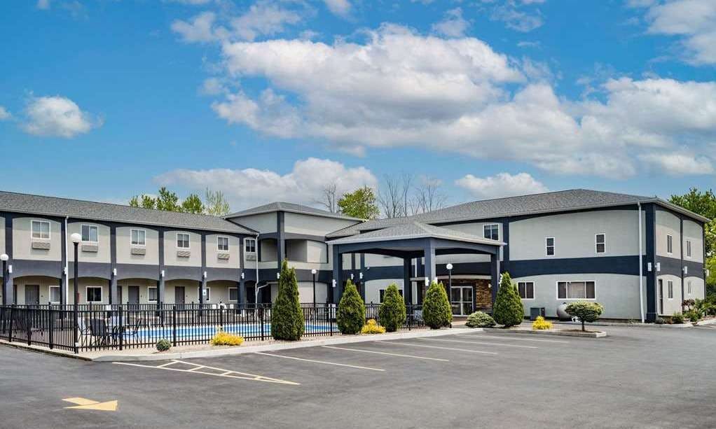 Days Inn & Suites by Wyndham Niagara Falls/Buffalo