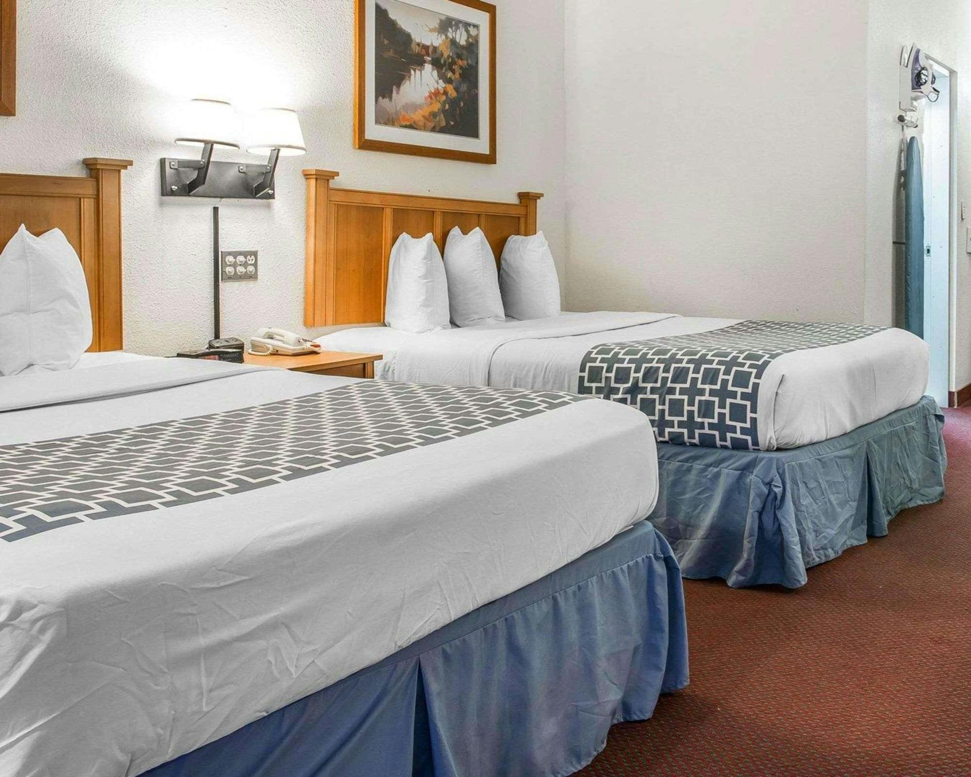 Hotel Baymont by Wyndham Bay City photo 1