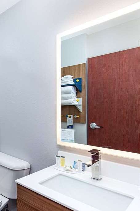 Hotel Microtel Inn & Suites by Wyndham Columbus North photo 4