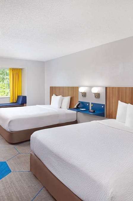 Hotel Microtel Inn & Suites by Wyndham Columbus North photo 2