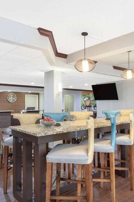 Hotel Wingate by Wyndham Charleston Coliseum photo 2