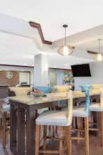 Hotel Wingate by Wyndham Charleston Coliseum photo 2