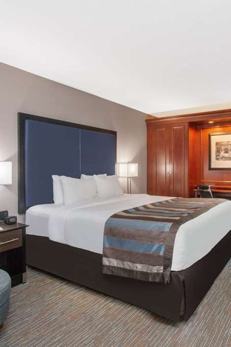 Hotel Wingate by Wyndham Charleston Coliseum photo 4