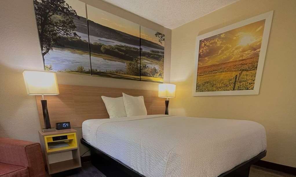 Days Inn and Suites Kaukauna