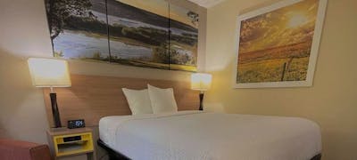 Days Inn and Suites Kaukauna