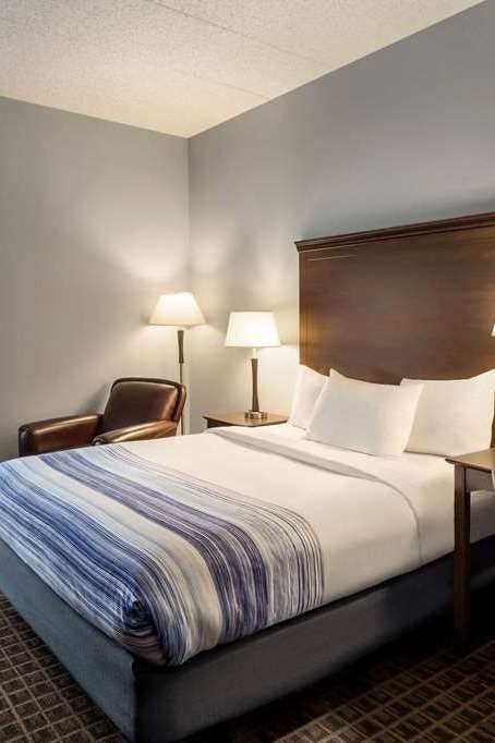 Hotel AmericInn MadisonW photo 2