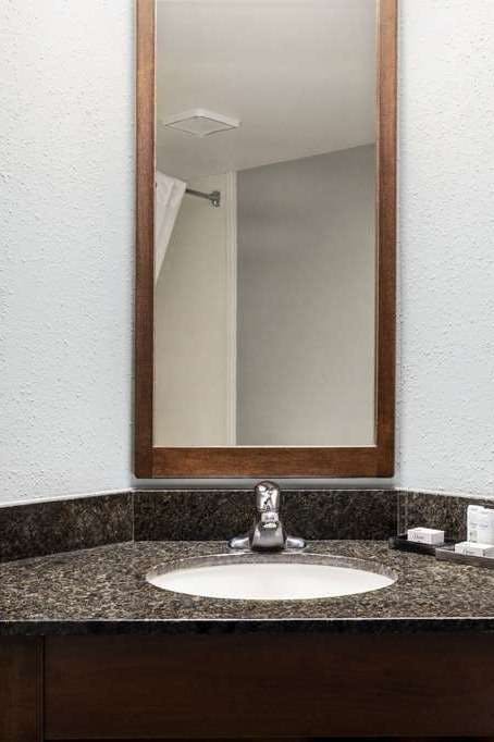 Hotel AmericInn MadisonW photo 4