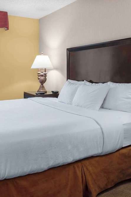 Hotel Embassy Suites by Hilton Kansas City Plaza photo 3