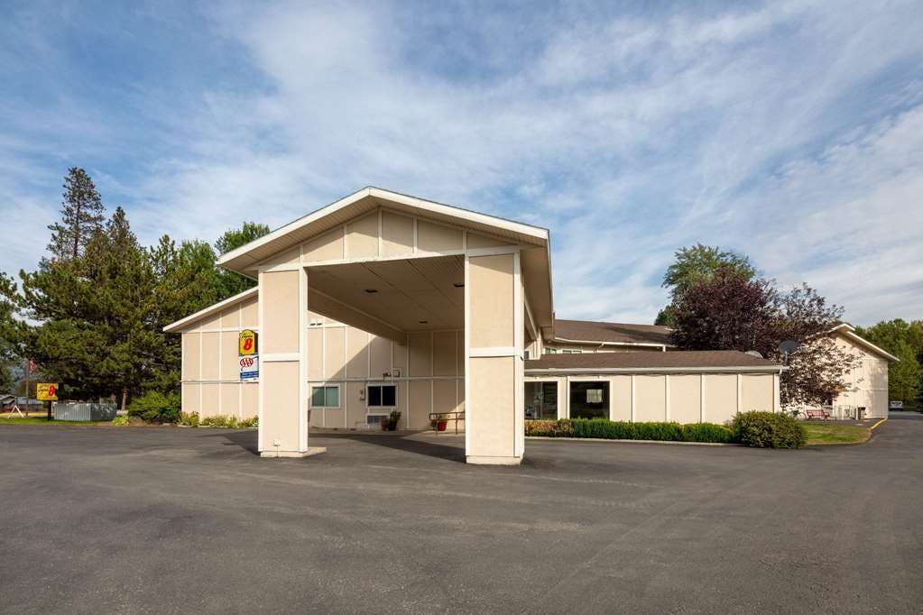 Super 8 by Wyndham St. Regis