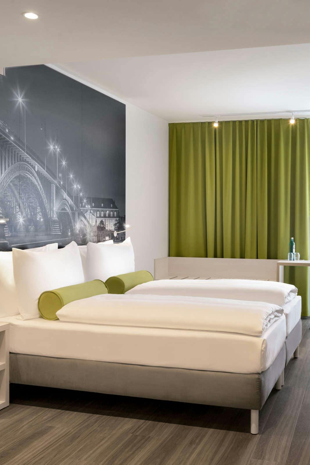 Hotel Super 8 by Wyndham Mainz Zollhafen photo 2