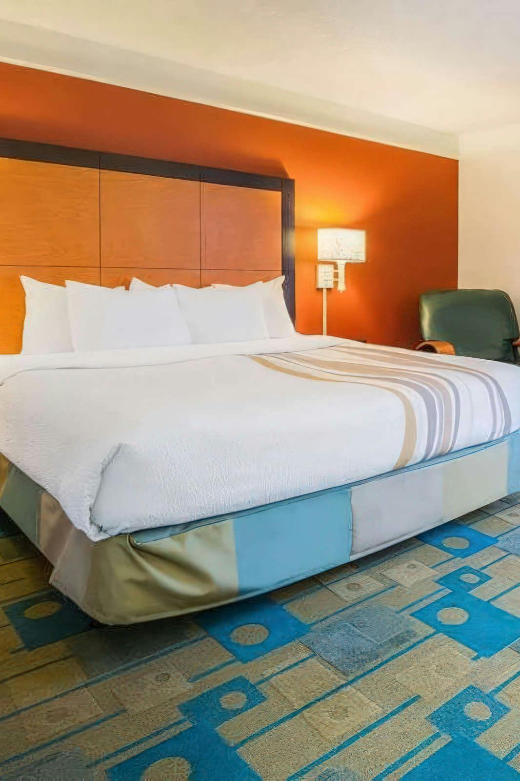 Hotel La Quinta Inn & Suites Colorado Springs South AP photo 1