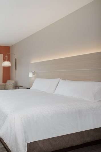 Hotel Holiday Inn Express & Suites Denver NE - Brighton photo 2