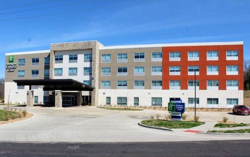 Holiday Inn Express & Suites Warrensburg North