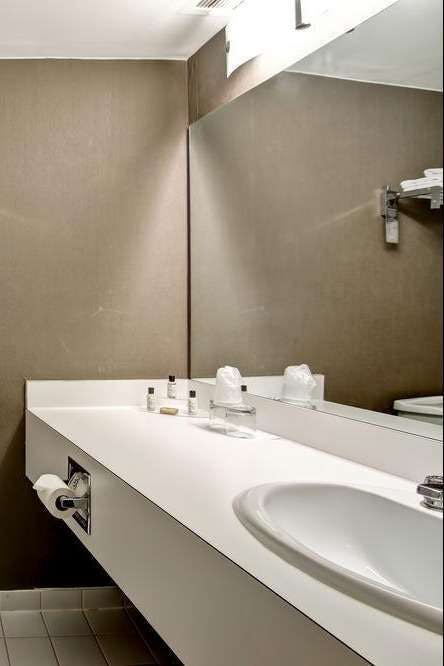 Hotel Chateau Lacombe(Formerly Crowne Plaza Chateau Lacombe) photo 2