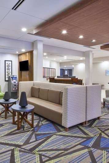 Hotel Holiday Inn Express & Suites Auburn Hills South photo 5