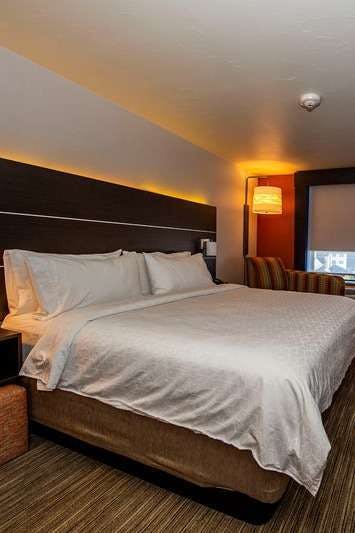 Hotel Holiday Inn Express & Suites Colorado Springs AFA Northgate photo 1