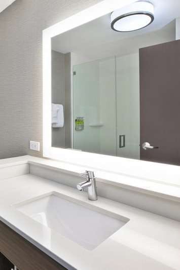 Hotel Holiday Inn Express & Suites Okemos - University Area photo 4