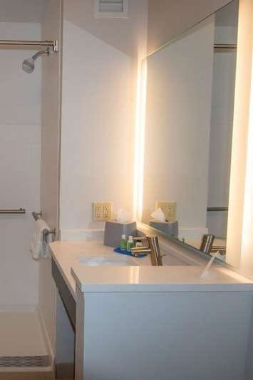 Hotel Holiday Inn Express & Suites Tonawanda Buffalo Area photo 5