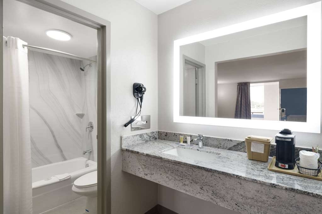 Hotel Days Inn by Wyndham Montgomery I-85 photo 4