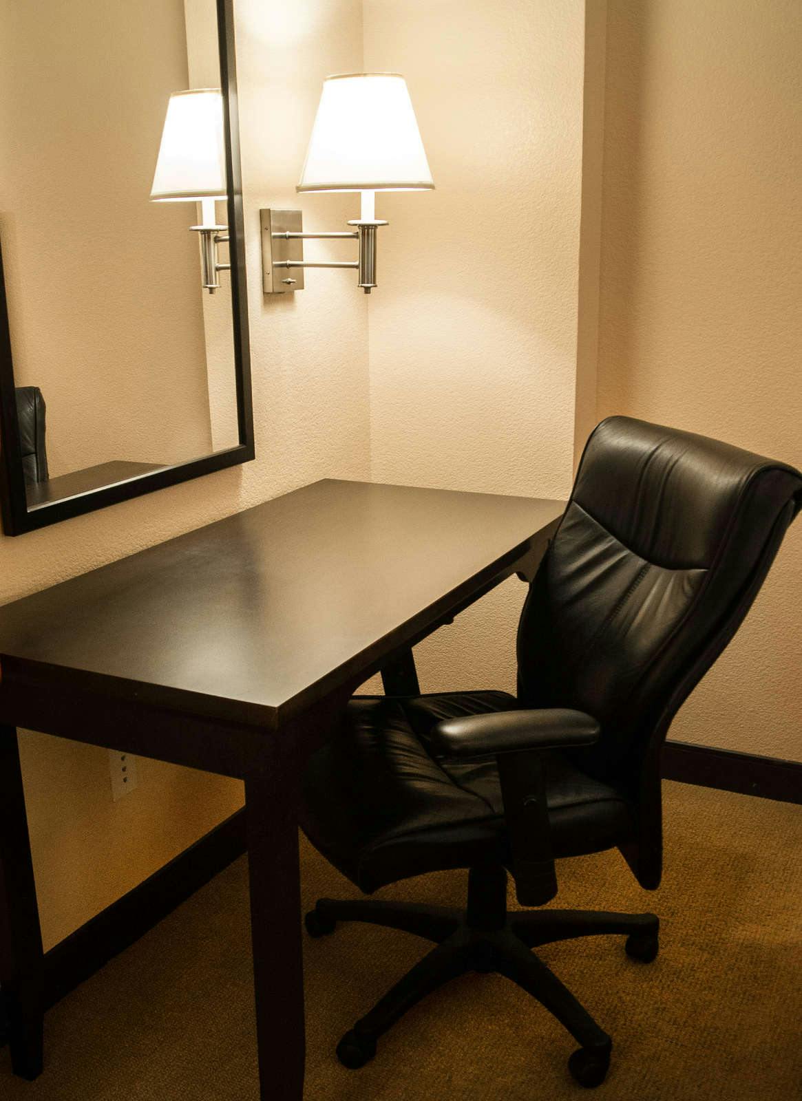 Hotel La Quinta Inn & Suites by Wyndham Galveston North at I-45 photo 4