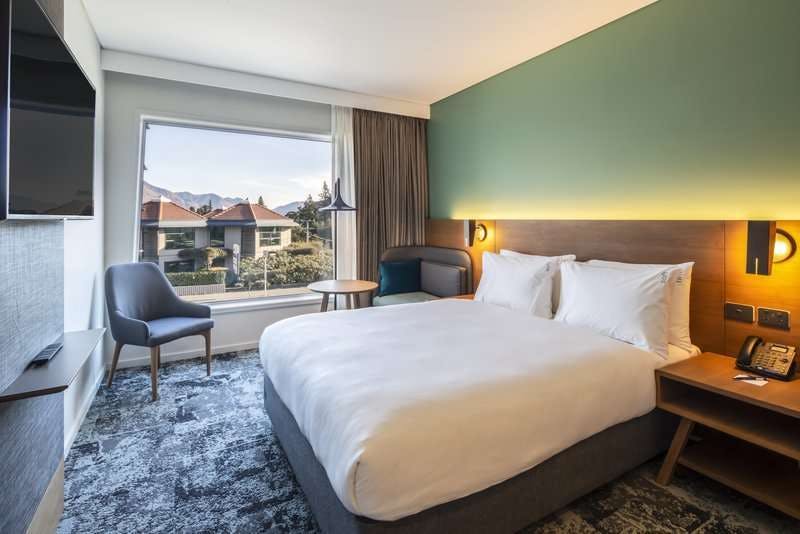 Hotel Holiday Inn Express & Suites Queenstown photo 1