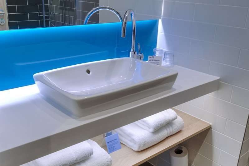 Hotel Holiday Inn Express Fleet photo 5