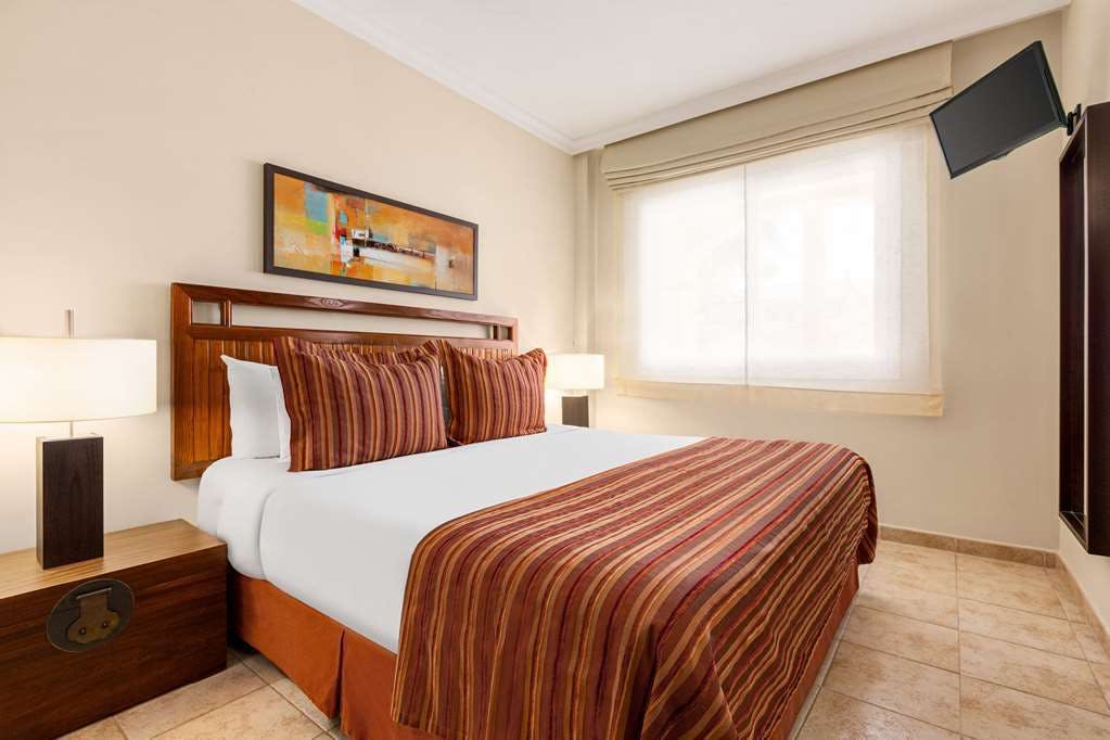 Hotel Ramada Hotel & Suites by Wyndham Costa del Sol Fuengirola photo 2