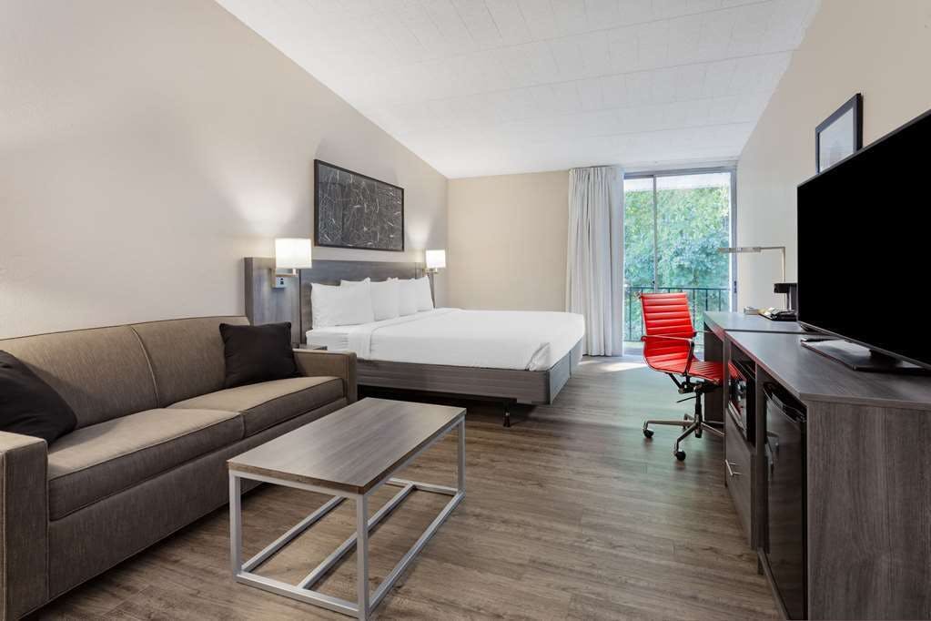 Hotel Ramada by Wyndham Hartford North / Bradley Airport photo 1