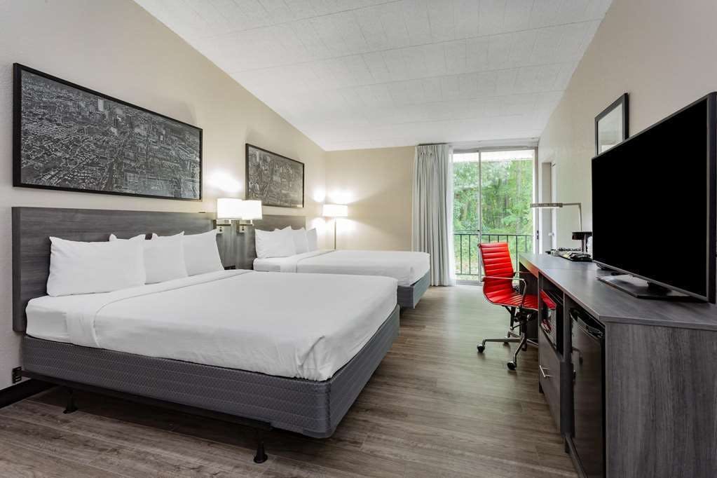 Hotel Ramada by Wyndham Hartford North / Bradley Airport photo 3