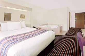 Hotel Microtel Madison East photo 1