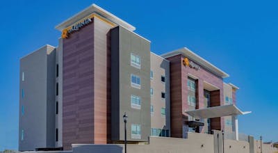 La Quinta Inn & Suites by Wyndham Galveston North at I-45