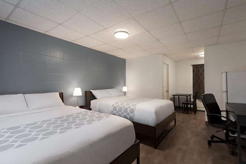 Hotel Howard Johnson by Wyndham Grande Prairie photo 2