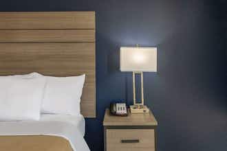 Hotel Baymont Laredo photo 3