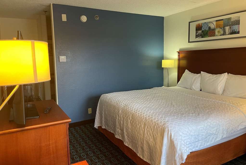 Hotel Baymont by Wyndham Dayton North photo 3