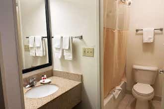 Hotel Baymont by Wyndham Dayton North photo 2