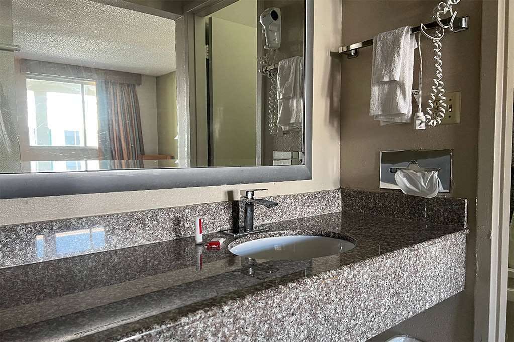 Hotel Baymont Odessa University Area photo 5