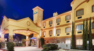 Days Inn & Suites by Wyndham Sam Houston Tollway